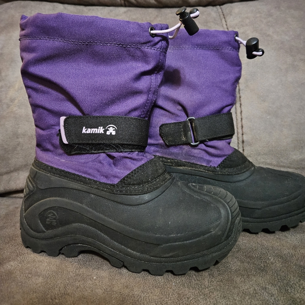 Kamik Girls Winter snow boot size 11 insulated, removable liners.